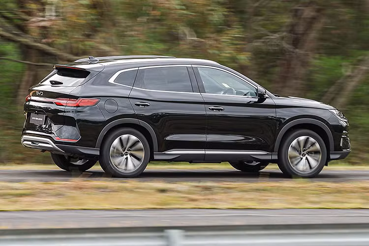 Về trang bị an toàn, BYD Sealion 6 DM-i có các tính năng hỗ trợ lái như: camera 360 độ, 6 túi khí, hệ thống cân bằng điện tử, phanh khẩn cấp tự động, hệ thống kiểm soát hành trình thích ứng, hỗ trợ đưa xe vào giữa làn đường, cảnh báo va chạm phía sau, nhận biết biển báo giao thông, cảnh báo điểm mù, cảnh báo phương tiện cắt ngang phía trước/sau tích hợp tự động phanh, cảnh báo va chạm khi mở cửa và đèn pha tự động.