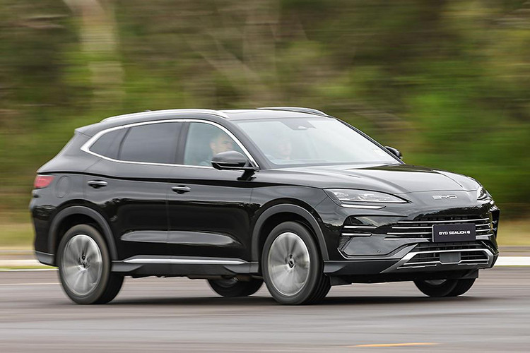 Tại thị trường Thái Lan, phiên bản BYD Sealion 6 Plug-in Hybrid Dynamic được sản xuất tại thị trường nội địa này. Mức giá xe BYD Sealion 6 hybrid 2025 có mức niêm yết 939.900 baht (tương đương khoảng 694 triệu đồng). Hiện vẫn chưa có ngày công bố chính thức mẫu xe Sealion 6 tại Việt Nam.