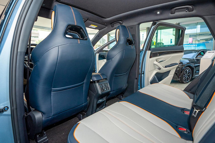 Các trang bị khác gồm; điều hòa tự động 2 vùng, ghế chỉnh điện/bọc giả da, sạc điện thoại không dây chuẩn Qi, hệ thống âm thanh Infinity 9 loa, cửa cốp chỉnh điện, kính cửa sổ cách âm 2 lớp ở hàng ghế trước, cửa sổ trời toàn cảnh Panorama.