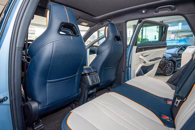 Các trang bị khác gồm; điều hòa tự động 2 vùng, ghế chỉnh điện/bọc giả da, sạc điện thoại không dây chuẩn Qi, hệ thống âm thanh Infinity 9 loa, cửa cốp chỉnh điện, kính cửa sổ cách âm 2 lớp ở hàng ghế trước, cửa sổ trời toàn cảnh Panorama.