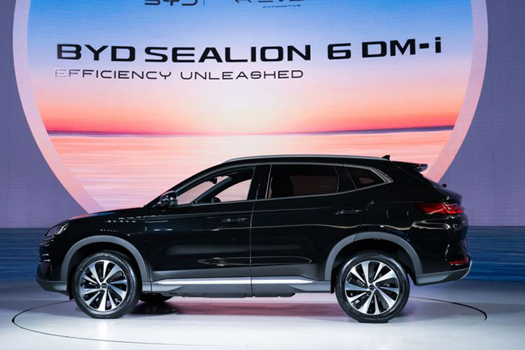 Sealion 6 có thông số chiều dài x rộng x cao tương ứng là 4.775 x 1.890 x 1.670 mm, trục cơ sở dài 2.765 mm. Kích thước này nhỉnh hơn một số mẫu SUV hạng C phổ biến tại Việt Nam như Honda CR-V, Hyundai Tucson hay Kia Sportage.