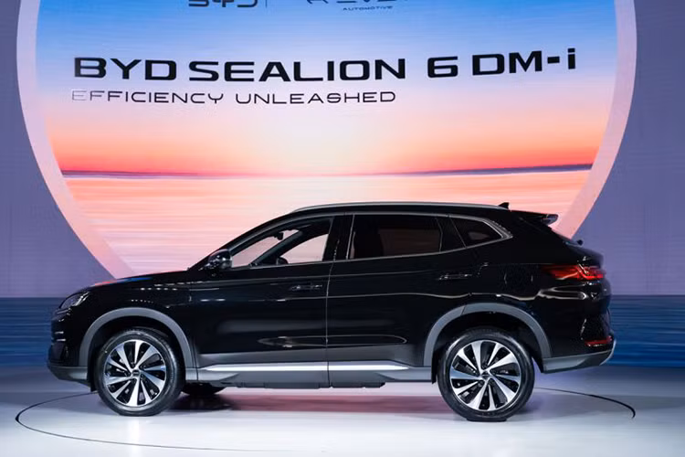 Sealion 6 có thông số chiều dài x rộng x cao tương ứng là 4.775 x 1.890 x 1.670 mm, trục cơ sở dài 2.765 mm. Kích thước này nhỉnh hơn một số mẫu SUV hạng C phổ biến tại Việt Nam như Honda CR-V, Hyundai Tucson hay Kia Sportage.