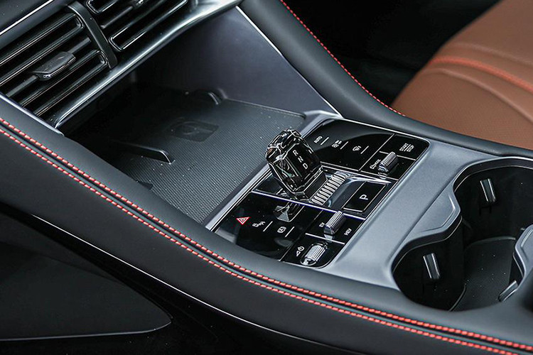 Về động cơ, BYD Sealion 6 DM-i sử dụng hệ truyền động plug-in hybrid, bao gồm động cơ xăng 1.5L Xiaoyun 4 xi-lanh (98 mã lực, 122 Nm) kết hợp với mô-tơ điện cho tổng công suất 218 mã lực và mô-men xoắn 300 Nm.