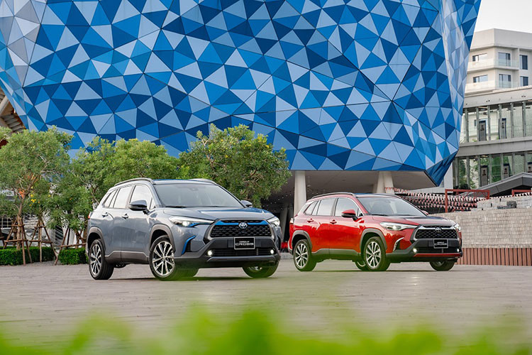 Kết thúc tháng qua, Toyota Corolla Cross đạt doanh số 867 xe, giảm 1.602 xe so với tháng 12/2022. Dù vậy, mẫu xe nhà Toyota vẫn đủ sức giữ vững ngôi vương phân khúc và đứng vị trí thứ 3 xe bán chạy trên thị trường. Toyota Corolla Cross được Toyota Việt Nam phân phối 3 phiên bản, trong đó có cả bản hybrid.