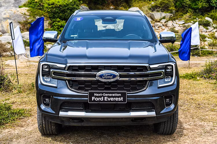 Tháng 1/2023, Ford Everest tiếp tục góp mặt vị trí thứ 4 trong danh sách 10 xe bán chạy nhất tháng với doanh sô 770 xe bán ra. Kể từ khi bước sang thế hệ mới, Ford Everest đã tạo được sức hút đáng nể khi liên tục có doanh số ấn tượng mặc dù khách hàng phải mua kèm "lạc".