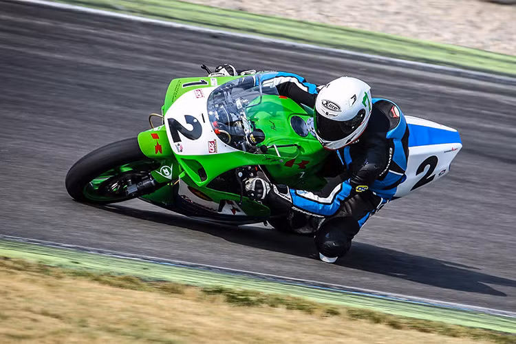 Lúc đó Schmidt lái chiếc ZXR 750 nhanh hơn so với chiếc xe của nhà sản xuất thiết kế. Để tìm hiểu tại sao thì công ty Kawasaki mẹ ở Nhật đã yêu cầu Igor gửi những mẫu pô thử nghiệm để tìm hiểu. Sau đó họ đã bất ngờ với thông số mà hệ thống ống xả này đưa lại