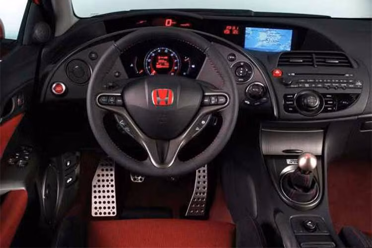 Bên trong nội thất của chiếc Civic Type R có thiết kế dựa trên Civic thường, nhưng nó lại sở hữu nhiều chi tiết mang tính thể thao như cặp ghế trước ôm lưng, các tấm ốp trang trí bằng sợi carbon và vô-lăng vành mới hai màu... Giao diện bảng đồng hồ và hệ thống thông tin giải trí cũng có màu đỏ nổi bật đậm chất thể thao hơn so với phiên bản hiện nay.