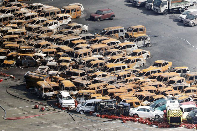 Mặc dù đã được cứu hộ kịp thời, tuy nhiên hàng trăm chiếc xe ôtô sau đám cháy ở thành phố Nishinomiya của Nhật Bản giờ chỉ còn là sắt vụn.