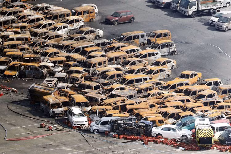 Mặc dù đã được cứu hộ kịp thời, tuy nhiên hàng trăm chiếc xe ôtô sau đám cháy ở thành phố Nishinomiya của Nhật Bản giờ chỉ còn là sắt vụn.