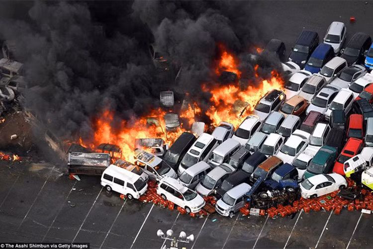 Hiện chưa thể khẳng định chắc chắn nguyên nhân dẫn đến vụ cháy hàng loạt xe hơi này, nhưng các nhà điều tra cho rằng, siêu bão Jebi khiến nước biển tràn vào hệ thống điện của các xe hơi tại bãi này và gây ra chập, nổ.