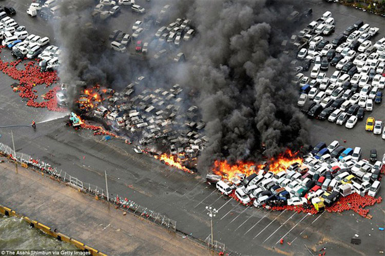 Theo báo Independent, sự cố xảy ra tại một bãi tập kết xe ở thành phố Nishinomiya của Nhật Bản xảy ra vào ngày 4/9 vừa qua đã khiến cho hàng trăm xe ôtô bị cháy gây tổn thất khá nặng nề cho người dân nơi đây.