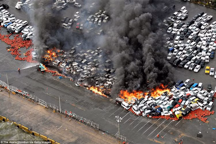 Theo báo Independent, sự cố xảy ra tại một bãi tập kết xe ở thành phố Nishinomiya của Nhật Bản xảy ra vào ngày 4/9 vừa qua đã khiến cho hàng trăm xe ôtô bị cháy gây tổn thất khá nặng nề cho người dân nơi đây.