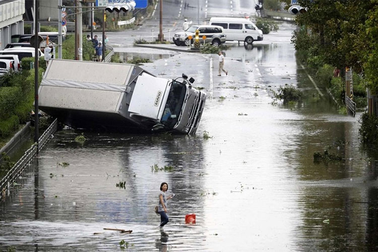 Gió mạnh khiến nhiều xe ôtô bị quật ngã trên đường.