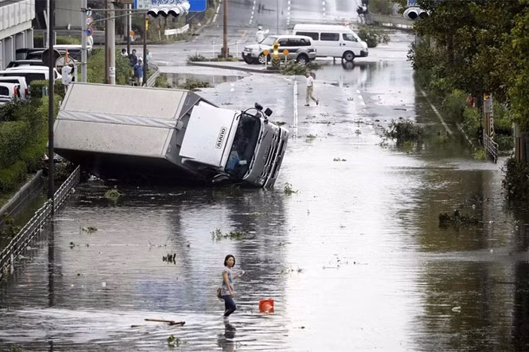 Gió mạnh khiến nhiều xe ôtô bị quật ngã trên đường.