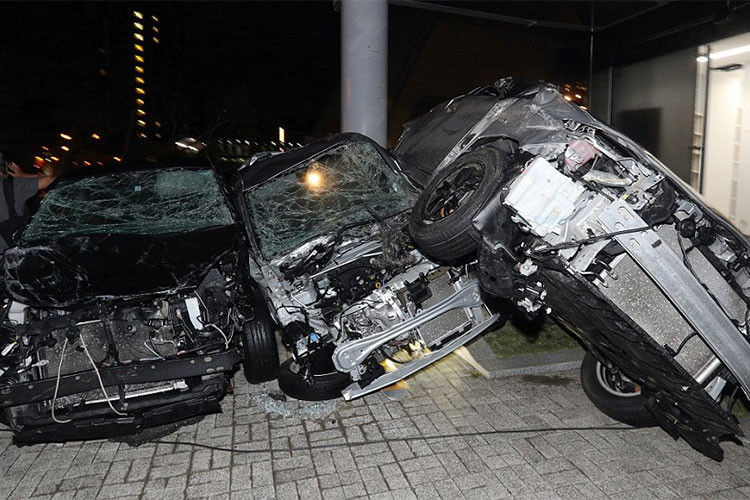 Những chiếc sedan hạng sang bị quật ngã tan nát sau siêu bão jebi.