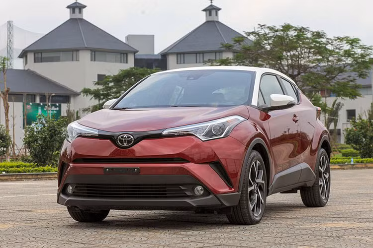 Mẫu xe Toyota C-HR mới vừa được một đại lý tư nhân tại Hà Nội nhập khẩu về nước. Khác với phiên bản trước đó, C-HR lại sở hữu tông màu đỏ-trắng và được xem là độc nhất Việt Nam ở thời điểm hiện tại. Được đánh gái là "đối thủ" của các mẫu Mazda CX-5, Mitsubishi Outlander hay Hyundai Tucson... nhưng xe có kích thước nhỏ gọn hơn nhiều.