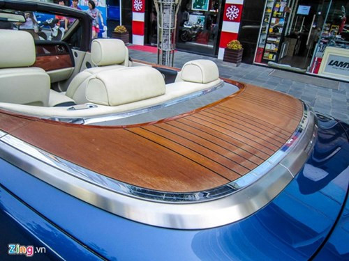 Chiếc siêu xe sang này tại Việt Nam được trang bị nhiều công nghệ hiện đại từ công ty mẹ BMW như hệ thống iDriv, bảng điều khiển và vô lăng... tương tự như trên những "người anh em" Phantom của mình.