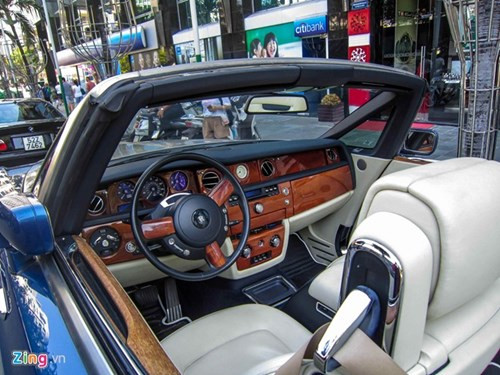 Chiếc xe đầu tiên được bán đấu giá lên tới 2 triệu USD. Đây được xem là chiếc xe mới đắt tiền nhất được bán tại Mỹ. Tại Việt Nam hiện có 5 chiếc xe cùng loại cùng mức giá khoảng 1,5 triệu USD (khoảng hơn 30 tỷ đồng).