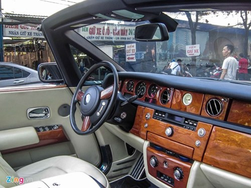 Drophead Coupe sử dụng động cơ V12, dung tích 6 lít, công suất 600 mã lực và mô-men xoắn cực đại 750 Nm. Trong năm đầu tiên ra mắt thị trường, đã có 253 chiếc Drophead Coupe được bán ra trên toàn thế giới.