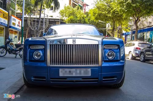  Điểm khác biệt lớn nhất giữa Rolls- Royce Drophead Coupe là phần mui được loại bỏ để thay bằng mui mềm. Ngoại thất Drophead Coupe mang nhiều nét đặc trưng của bản concept 100EX từng xuất hiện 2004. 