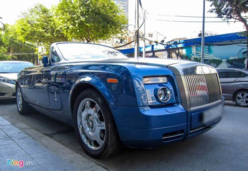 Siêu xe sang Rolls-Royce này sở hữu lưới tản nhiệt mạ chrome sáng bóng, hai đèn pha hồ quang xenon kết hợp cùng dải LED định vị nổi bật ở phần đầu xe. Drophead Coupe có 44.000 màu sắc khác nhau.