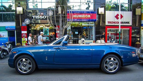 Xe có 2 cửa, 4 chỗ ngồi với phần mui có thể dễ dàng xếp gọn dưới cốp sau. Thân xe hai tông màu, nắp ca-pô được gia công bằng chất liệu thép không gỉ và không dùng sơn.