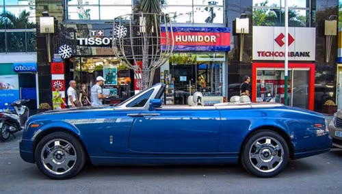 Xe có 2 cửa, 4 chỗ ngồi với phần mui có thể dễ dàng xếp gọn dưới cốp sau. Thân xe hai tông màu, nắp ca-pô được gia công bằng chất liệu thép không gỉ và không dùng sơn.