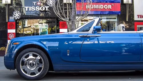 Giống như những chiếc Rolls-Royce khác hiện nay, biểu tượng Spirit of Ecstasy có thể thu vào để chống lấy cắp khi xe tắt máy hoặc người lái có thể tùy chọn giấu vật trang trí này khi không cần thiết.