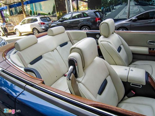 Những tấm gỗ tếch lấy cảm hứng từ sàn siêu du thuyền được bọc xung quanh. Các bộ phận bằng thép không rỉ được bọc bên ngoài viền cửa. Trụ A của chiếc xe được thiết kế hình tam giác nhằm tăng khả năng chịu lực, bảo vệ người ngồi trong trường hợp xe bị lật.