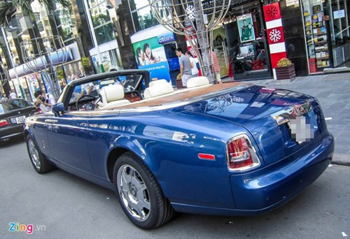 Phantom Drophead Coupe là chiếc Rolls-Royce đắt nhất tại Mỹ, mức giá của mẫu xe này vào khoảng 533.000 USD. Nội thất xe được gia công tỉ mỉ bằng tay bởi những người thợ lành nghề Anh quốc. Thiết kế được tối giản theo phong cách Art Deco.