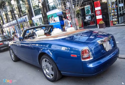 Phantom Drophead Coupe là chiếc Rolls-Royce đắt nhất tại Mỹ, mức giá của mẫu xe này vào khoảng 533.000 USD. Nội thất xe được gia công tỉ mỉ bằng tay bởi những người thợ lành nghề Anh quốc. Thiết kế được tối giản theo phong cách Art Deco.