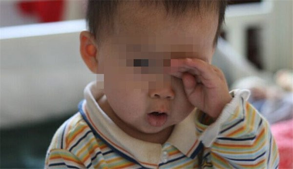 Be trai 2 tuoi suyt bi mu vinh vien chi vi bo me 'luoi'-Hinh-3