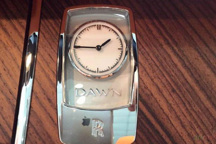 Cũng giống như đa số những chiếc siêu xe sang Rolls-Royce khác, mui trần Dawn cũng được trang bị một đồng hồ kim gắn dòng chữ Dawn đầy "sang chảnh" bên trong đặt nổi bật tại trung tâm tap-lô. Vô-lăng là loại 3 chấu bọc da, ghế ngồi chỉnh điện. Hệ thống khởi động động cơ bằng nút bấm, phanh tay điện tử đặt ngay trên nút khởi động.