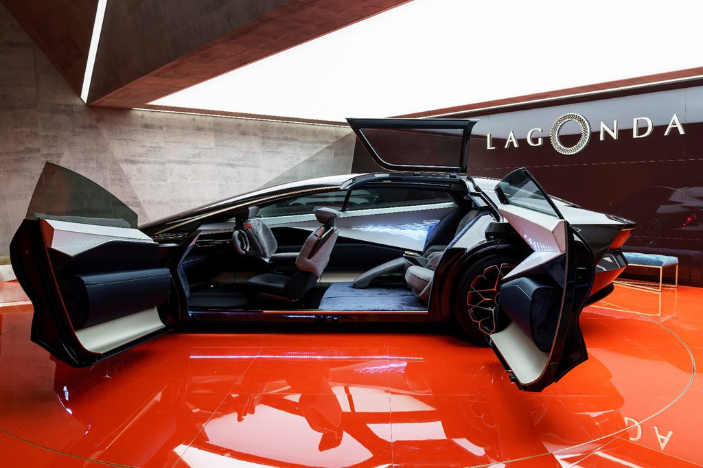 Lagonda Vision sở hữu kiểu cửa mở ngược (suicide door) đặc trưng của những mẫu siêu xe sang Rolls-Royce và phần mui phía sau có thể được mở theo kiểu gullwing, giúp hành khách không cần phải cúi người để ra vào hàng ghế sau. Đặc biệt, cấu trúc cửa của Lagonda Vision chịu lực cho gần như toàn bộ phần thân xe.