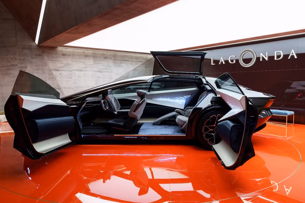 Lagonda Vision sở hữu kiểu cửa mở ngược (suicide door) đặc trưng của những mẫu siêu xe sang Rolls-Royce và phần mui phía sau có thể được mở theo kiểu gullwing, giúp hành khách không cần phải cúi người để ra vào hàng ghế sau. Đặc biệt, cấu trúc cửa của Lagonda Vision chịu lực cho gần như toàn bộ phần thân xe.