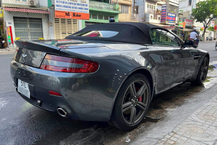 Cung cấp sức mạnh cho chiếc Aston Martin Vantage Roadster này là động cơ V8 dung tích 4,7 lít cho công suất 420 mã lực và mô-men xoắn 472 Nm, kết hợp hộp số bán tự động Sportshift. Sức mạnh này giúp xe có khả năng tăng tốc 0-100 km/h chỉ trong khoảng hơn 4,5 giây.