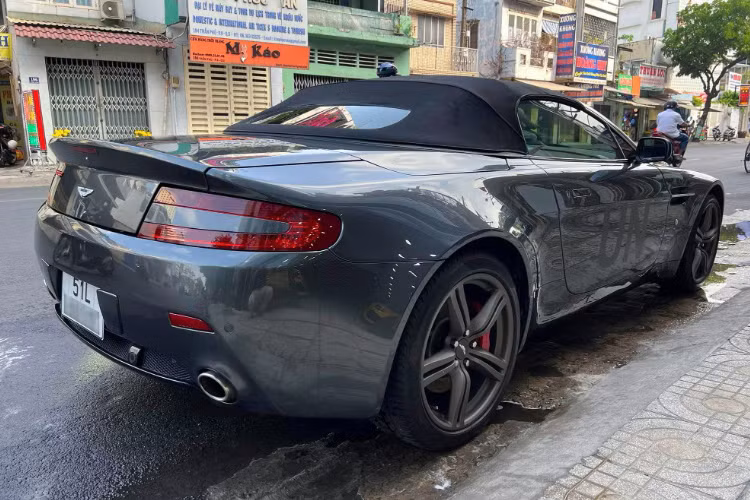 Cung cấp sức mạnh cho chiếc Aston Martin Vantage Roadster này là động cơ V8 dung tích 4,7 lít cho công suất 420 mã lực và mô-men xoắn 472 Nm, kết hợp hộp số bán tự động Sportshift. Sức mạnh này giúp xe có khả năng tăng tốc 0-100 km/h chỉ trong khoảng hơn 4,5 giây.