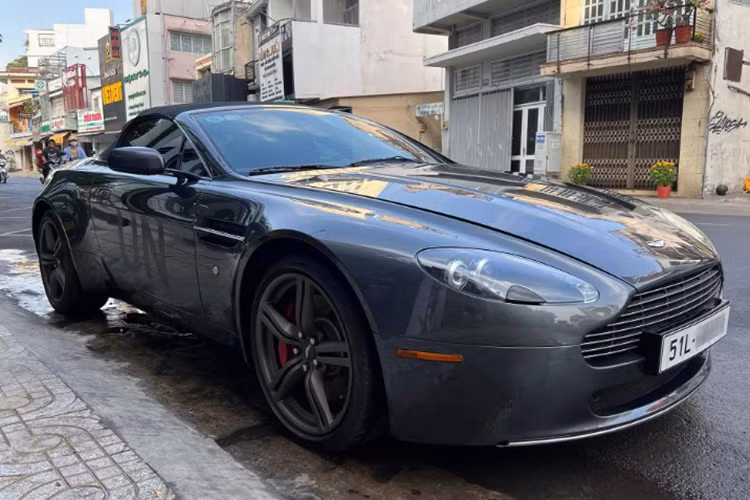 Được biết, chiếc Aston Martin V8 Vantage Roadster hàng hiếm này được đưa về nước từ năm 2009. Nó từng là "xế cưng" của một đại gia Đà Nẵng, tuy nhiên xe đã sang tay chủ mới ở Sài Gòn với giá hơn 3 tỷ đồng cách đây vài năm. Đến nay, xe lại về tay “vua cafe” Đặng Lê Nguyên Vũ.