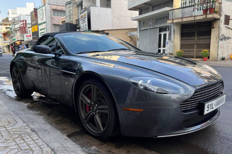 Được biết, chiếc Aston Martin V8 Vantage Roadster hàng hiếm này được đưa về nước từ năm 2009. Nó từng là "xế cưng" của một đại gia Đà Nẵng, tuy nhiên xe đã sang tay chủ mới ở Sài Gòn với giá hơn 3 tỷ đồng cách đây vài năm. Đến nay, xe lại về tay “vua cafe” Đặng Lê Nguyên Vũ.