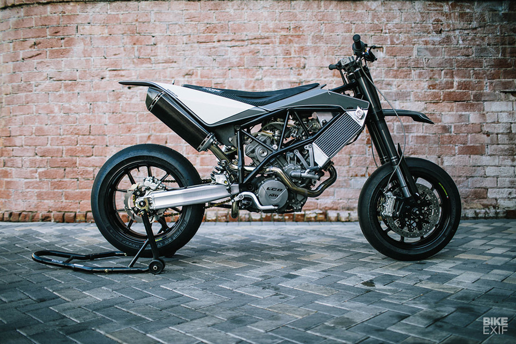 Mọi thứ trên mẫu độ thể hiện nó dùng để đua nhưng tính hợp pháp vẫn đảm bảo. “Nó vẫn có đèn pha và xi nhan. Việc tháo lắp chỉ mất vài phút”, Max chia sẻ. Sau cùng, mẫu KTM rất cuốn hút và hoàn toàn khác biệt. Có thể Max sẽ tiến tới việc sản xuất bộ kit từ mẫu xe này để khách hàng tự do cá nhân hóa chiếc siêu môtô của họ.