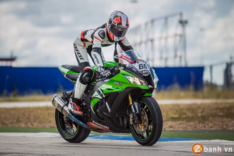 Động cơ trên chiếc siêu môtô này sản sinh công xuất tối đa 197 mã lực và mô-men xoắn cực đại 112Nm. Đi kèm là hộp số 6 cấp cùng ly hợp ướt.