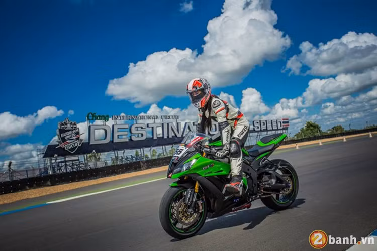 Phần đuôi xe vuốt cao và được tạo hình vuông vức, cho cảm giác rất cứng cáp và hiếu chiến khi nhìn từ phía sau.