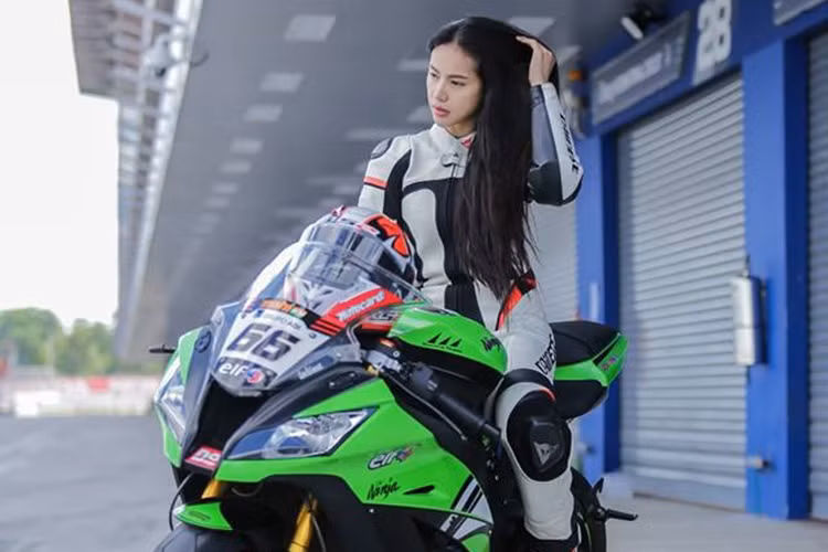 Không chỉ cầm lái môtô giỏi, nữ biker này còn có một vẻ đẹp hút hồn - mang đậm nét Á Đông.
