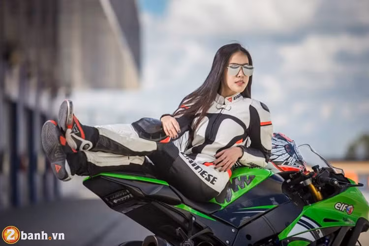 Bên cạnh chiếc Ninja ZX-10R độ cực chất, có vẻ như vẻ đẹp của nữ biker đã hút mất chiếc siêu môtô này. Người xem có lẽ không còn chú ý nhiều đến chiếc xe môtô PKL nữa.