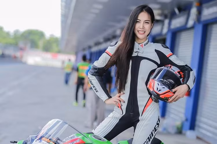 Đối với những tay nài cứng, khi cầm lái biểu diễn chiếc xe này cũng phải e dè. Vậy mà nữ biker Châu Á này đã sử dụng nó cực kỳ tinh tế, biến con quái vật 1000cc thành một chú mèo dễ thuần.