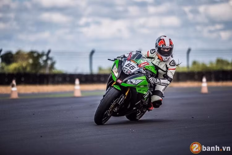 Ninja ZX-10R sở hữu bình xăng có tạo hình cơ bắp được nhô cao đã tạo nên một vẻ ngoài mạnh mẽ đầy tinh tế. Bên cạnh đó là hệ thống khung sườn nhôm đảm bảo sự chắc chắn và ổn định khi vận hành.