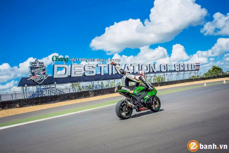 Kawasaki Ninja ZX-10R gây kích thích cho người nhìn bởi những đường cắt, xẻ táo bạo và cứng cáp. Phần đầu xe với thiết kế mang tính khí động học với các khe hút gió nằm chính giữa cụm đèn pha đôi cùng kính chắn gió MRacing.