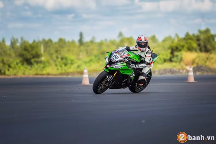 Nói đến mẫu siêu môtô này, nó được xem là mẫu xe ở phân khúc 1000cc khiến cho nhiều đối thủ trong cùng phân khúc phải e dè.