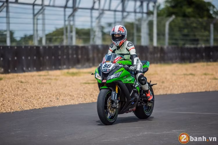 Cung cấp sức mạnh cho chiếc xe là khối động cơ 998cc, 4 xy-lanh thẳng hàng, DOHC, 16 van, làm mát bằng chất lỏng, hỗ trợ phun xăng trực tiếp với van bướm Keihin 47mm và 2 kim phun mỗi xy-lanh.