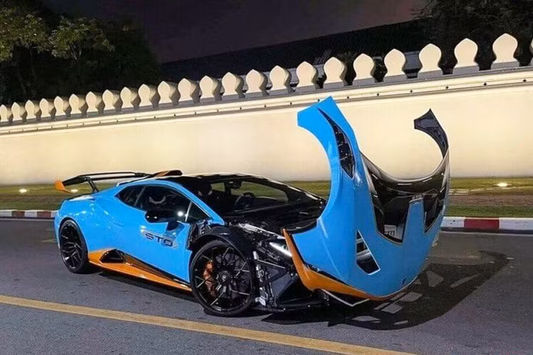 Chia sẻ từ người bán siêu xe ở TP HCM, chiếc xe Lamborghini Huracan STO tại Việt Nam này vẫn chưa có chủ nhân nên đây có thể là món đồ chơi rất ấn tượng cho những ai thích siêu xe Lamborghini Huracan mới nhất và muốn sở hữu nhanh gọn, không phải chờ 1 thời gian dài nhận xe.